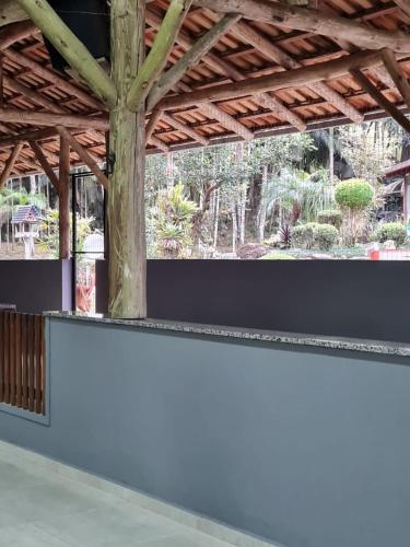 a wall with a tree in the middle of a garden at Recanto R-12 in Rodeio Doze