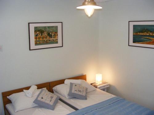 ein Schlafzimmer mit einem Bett mit zwei Kissen darauf in der Unterkunft Apartment Petra in Tribunj