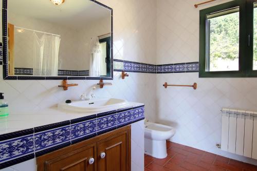 A bathroom at El Pinarejo