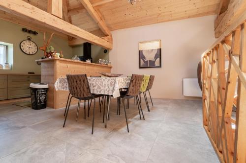 une salle à manger avec une table et des chaises dans l'établissement Maison Melanie - Superbe Chalet proche des pistes, aux Angles