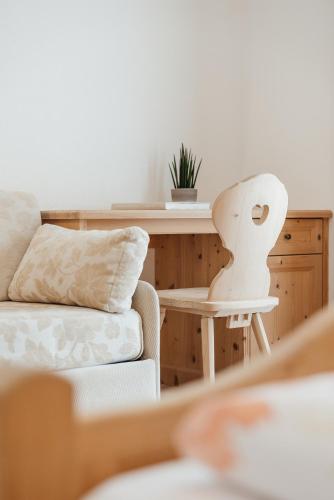 a living room with a couch and a table at Garni Ciasa Urban in Badia