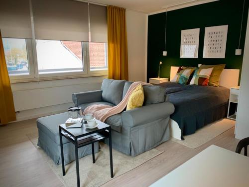 a living room with a couch and a bed at 4-Studios in Cölbe