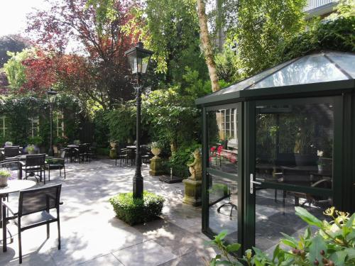 Un jardín fuera de Apollofirst Boutique Hotel