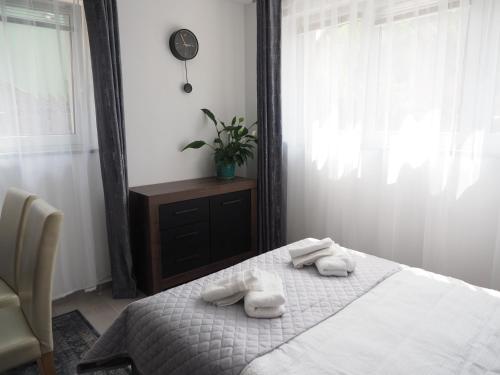 1 dormitorio con 1 cama con 2 toallas en Adobe Apartment, en Wroclaw