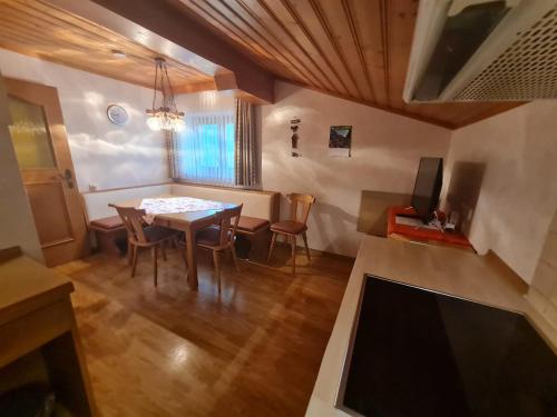 アプテナウにあるApartement Obweghof Abtenau, Salzburger Landのリビングルーム(ダイニングテーブル、テレビ付)
