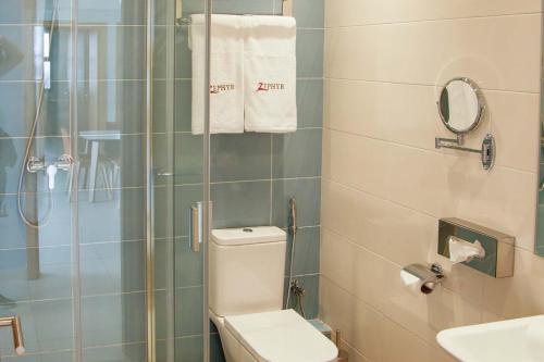 e bagno con doccia, servizi igienici e lavandino. di Zephyr Agadir ad Agadir