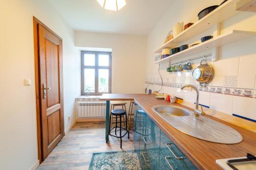 Kuchyňa alebo kuchynka v ubytovaní Apartament Na Skraju Miasta