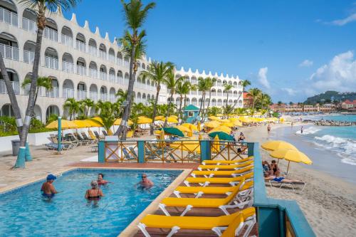 Bazén v ubytování Belair Beach Hotel nebo v jeho okolí