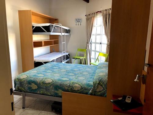 ein Schlafzimmer mit einem Bett und einem Etagenbett in der Unterkunft departamento acosta 2 in Paraná
