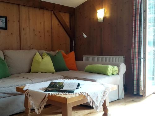 ein Wohnzimmer mit einem Sofa und einem Couchtisch in der Unterkunft Gästehaus Maier in Kitzbühel