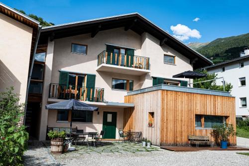 an apartment building with a balcony and a patio at Haus18.3 in Sluderno