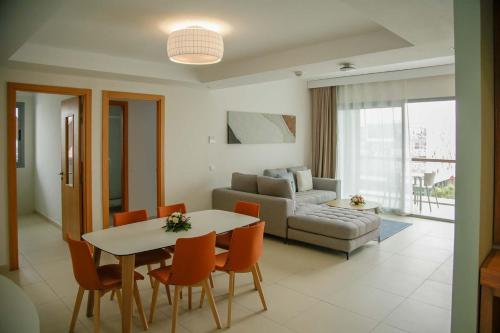 阿加迪爾的住宿－Zephyr Agadir，客厅配有桌椅和沙发