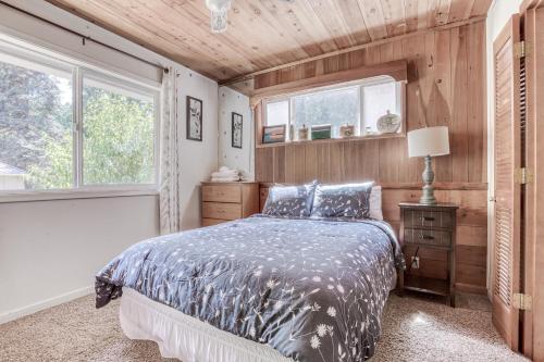 - une chambre avec un lit et 2 fenêtres dans l'établissement Molalla River Lodge, à Molalla