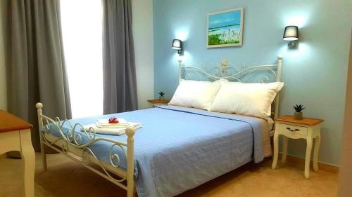 1 dormitorio con 1 cama con pared azul en Villa bel fiore, Brand new Great View, en Katouna