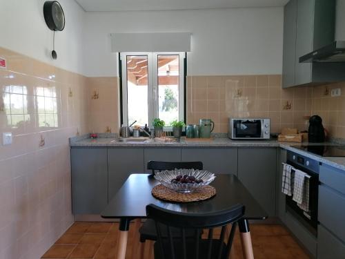 Η κουζίνα ή μικρή κουζίνα στο Casa D'Avó Bina Alojamento Local