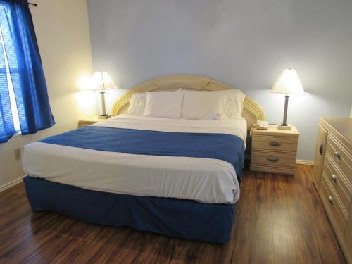 Postel nebo postele na pokoji v ubytování Victoria Palms Inn and Suites