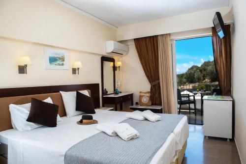 Un pat sau paturi într-o cameră la Phaistos Hotel