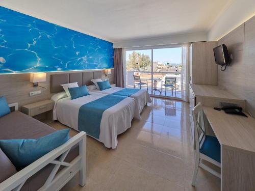 パゲラにあるAparthotel y Hotel Paguera Beachのベッドと大きな窓が備わるホテルルームです。