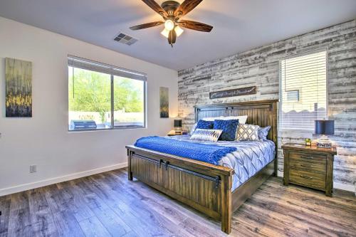 une chambre avec un lit et un ventilateur de plafond dans l'établissement Fire Pit, Covered Patio Stylish Goodyear Refuge, à Liberty