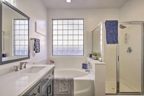 une salle de bain blanche avec lavabo et douche dans l'établissement Fire Pit, Covered Patio Stylish Goodyear Refuge, à Liberty