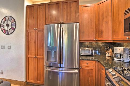 Dapur atau dapur kecil di Private Hot Tub Family Townhome in Breckenridge