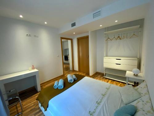 een slaapkamer met een groot wit bed en een spiegel bij Suite Anna in Zaragoza