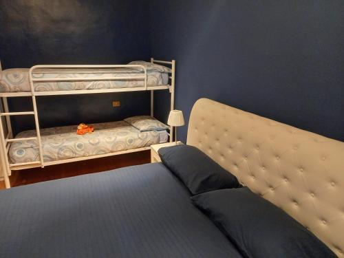 um quarto com 2 beliches e uma cama em CASETTA delle ROSE em Assisi