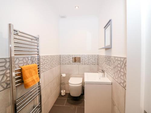uma pequena casa de banho com WC e lavatório em The Keepers Cottage at The Institute Executive Apartments em Keith