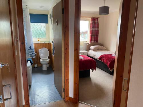 Tempat tidur dalam kamar di Welcoming House in Portree Isle of Sky Scotland