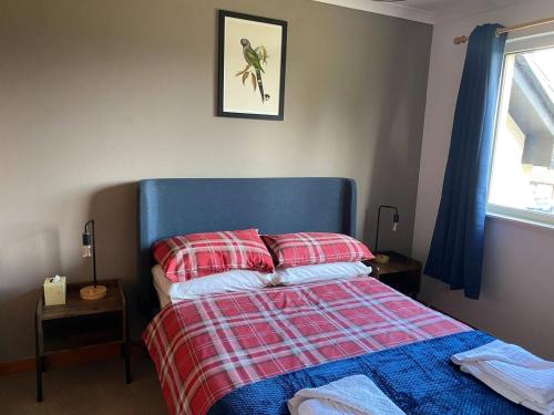 Tempat tidur dalam kamar di Welcoming House in Portree Isle of Sky Scotland