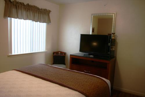 TV at/o entertainment center sa Affordable Suites Statesville