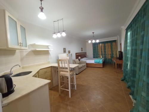 een keuken en een woonkamer met een bank en een tafel bij Oasis marsa alam in Marsa Alam