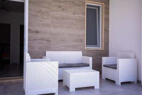 a group of white chairs and a table at Donnosanto Residence Pantanagianni in Torre Santa Sabina