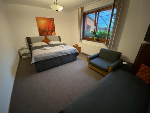 Brezno 2 izbovy Apartman Sabi tesisinde bir odada yatak veya yataklar