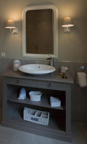une salle de bain avec un lavabo et un miroir dans l'établissement Romantic Gite nr St Emilion with Private Pool and Views to Die For, à Pujols Gironde