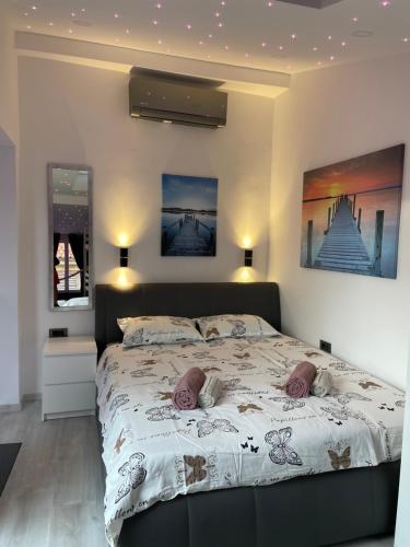 1 dormitorio con 1 cama grande y 2 almohadas en STAR Apartment PIRAN en Piran