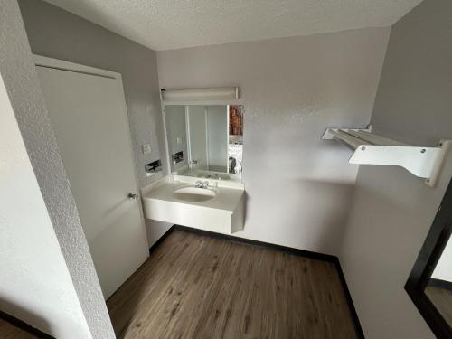 een lege badkamer met een wastafel en een spiegel bij Extend-A-Suites Albuquerque West in Albuquerque