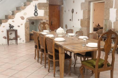 una grande sala da pranzo con tavolo e sedie in legno di Can Torrelles a Riudarenes