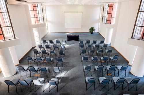 an overhead view of a room with chairs and a podium at Piazza Navona Porto Alegre by Intercity in Porto Alegre