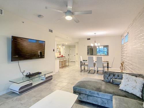 NEW SPECIAL OFFER! - Smiley - Amazing Condo Apt (5 Min Disney And Outlets) At Storey Lake Resort, Kissimmee, Statele Unite ale Americii