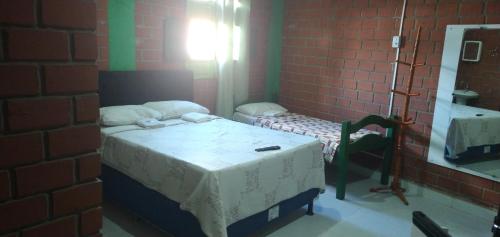 Cama ou camas em um quarto em Pousada Monte Serrat