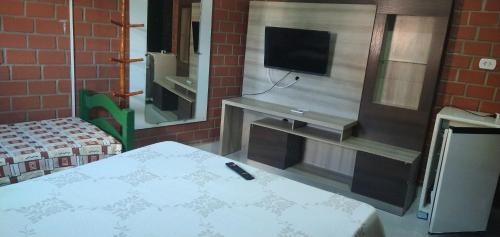 Televízia a/alebo spoločenská miestnosť v ubytovaní Pousada Monte Serrat