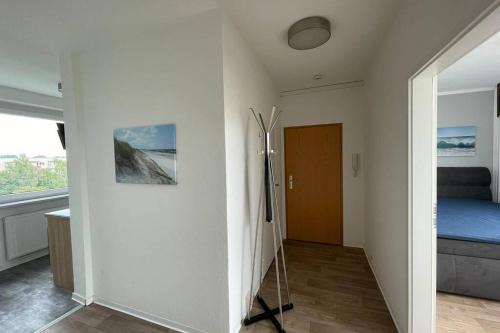 Zimmer mit einem Flur mit einem Bett und einer Tür in der Unterkunft Ferienwohnung an der Ostsee in Rostock