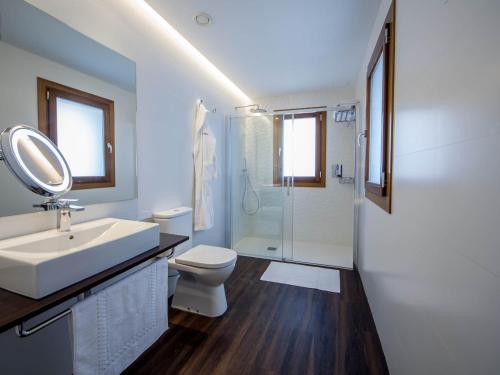 a bathroom with a sink and a toilet and a shower at Hotel Hostal Cuba in Palma de Mallorca