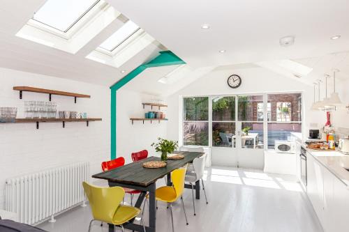 a kitchen with a table and chairs in a room at Oxfordshire Living - The Cranham House - Oxford in Oxford