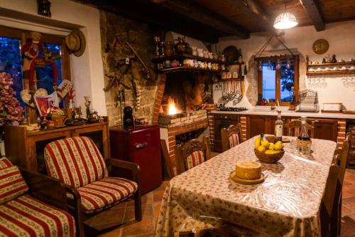 eine Küche mit einem Tisch und einer Obstschale darauf in der Unterkunft Etno Villa with a pool - Matušanovi Dvori Rab in Rab