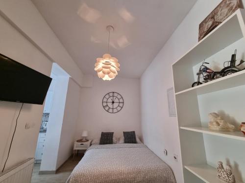 1 dormitorio con cama y lámpara de araña en Apartments Lav en Umag