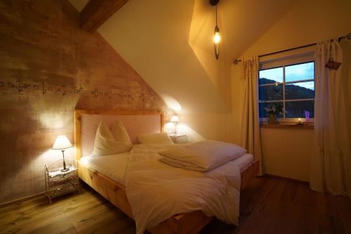 Schlafzimmer mit einem großen Bett und einem Fenster in der Unterkunft Chalet - Apartment - Mit Liebe dekoriert in Öblarn
