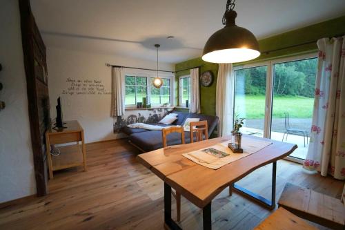 sala de estar con mesa y sofá en Chalet - Mit Liebe dekoriert - 2021 Neubau, en Öblarn