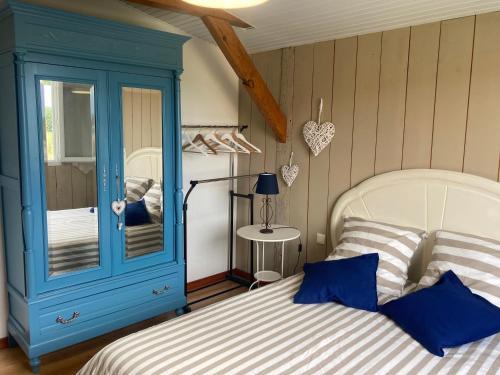 - une chambre avec une armoire bleue et un lit dans l'établissement La Casa Cantarana, au Teich